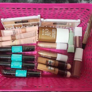Makeup bundle (18 brand new pieces)